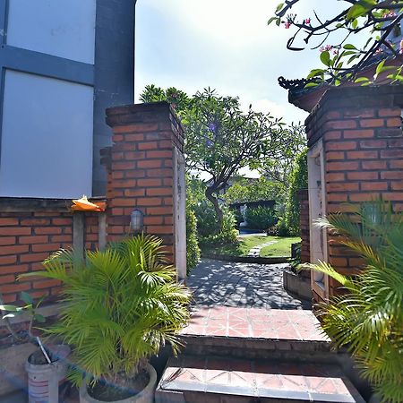 Sandat Hotel Kuta Кута Екстериор снимка