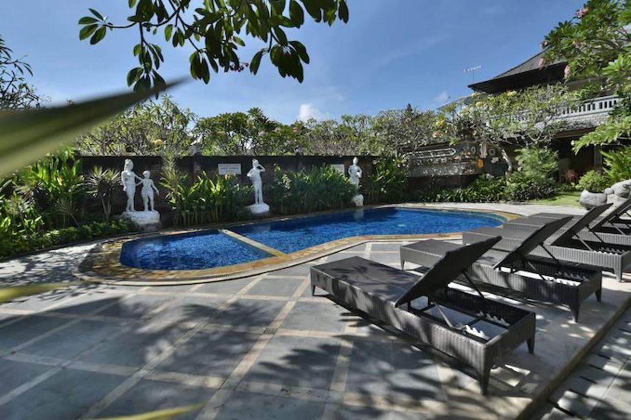 Sandat Hotel Kuta Кута Екстериор снимка