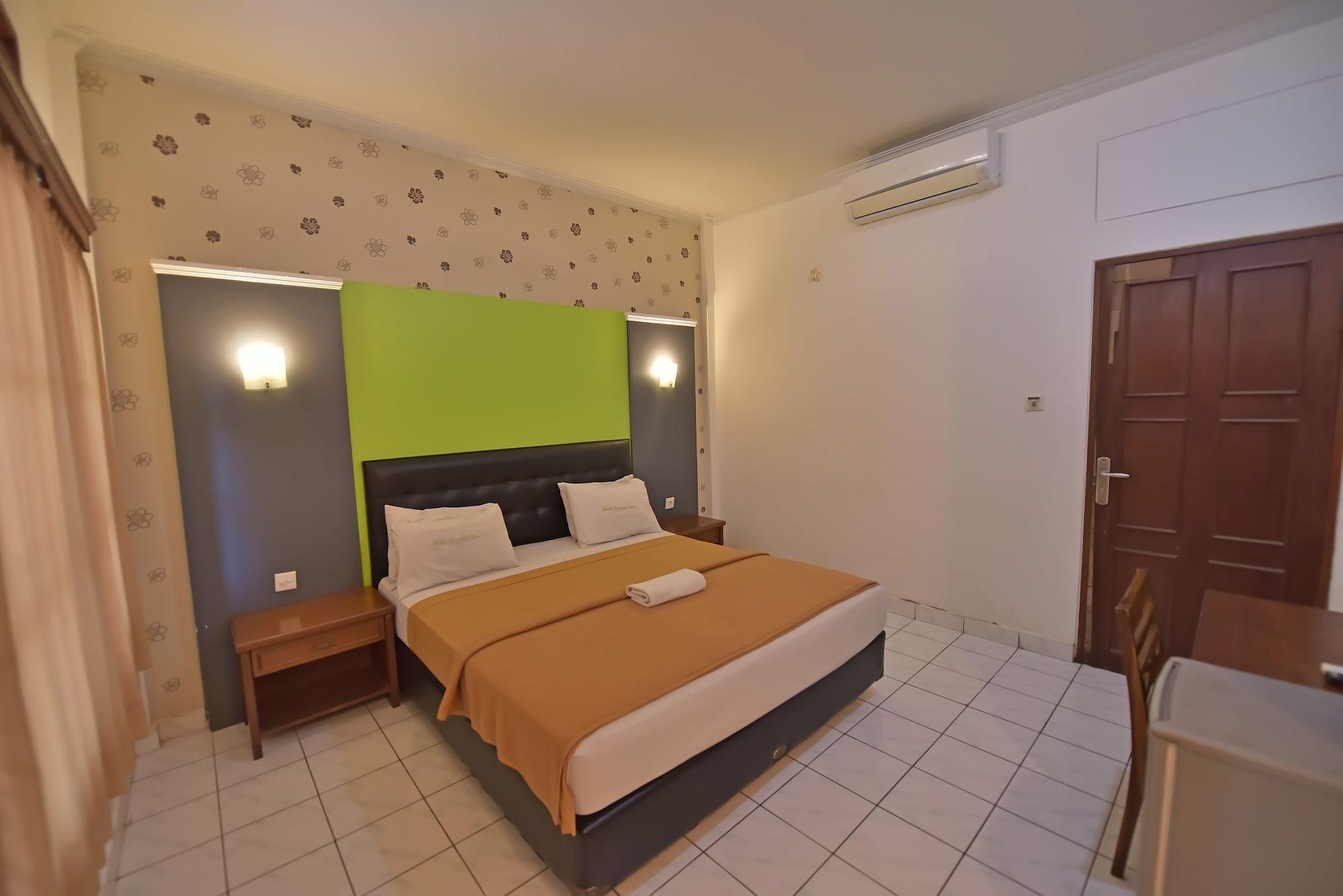 Sandat Hotel Kuta Кута Екстериор снимка