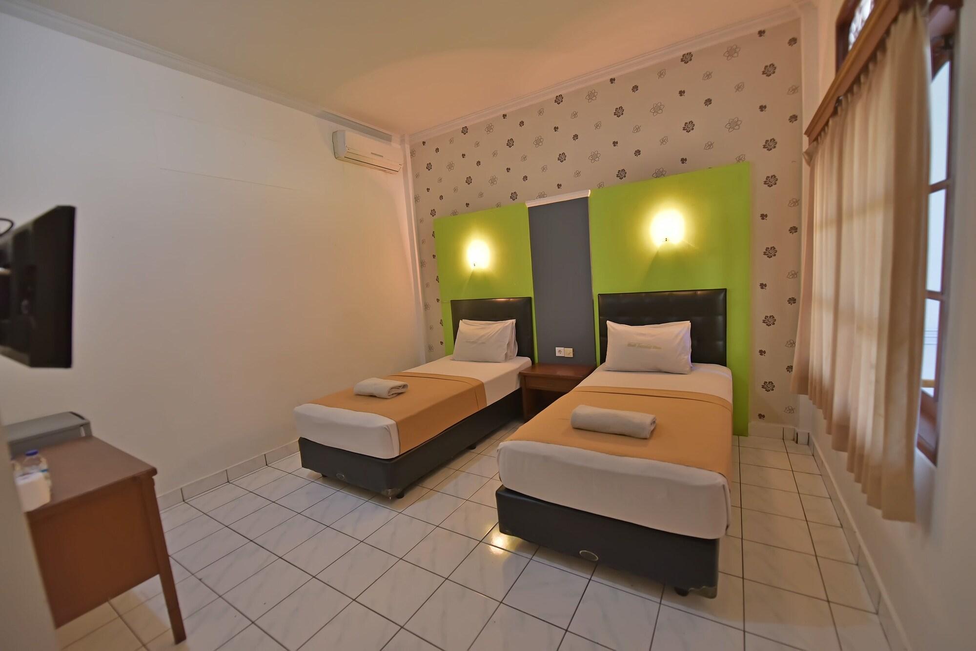 Sandat Hotel Kuta Кута Екстериор снимка