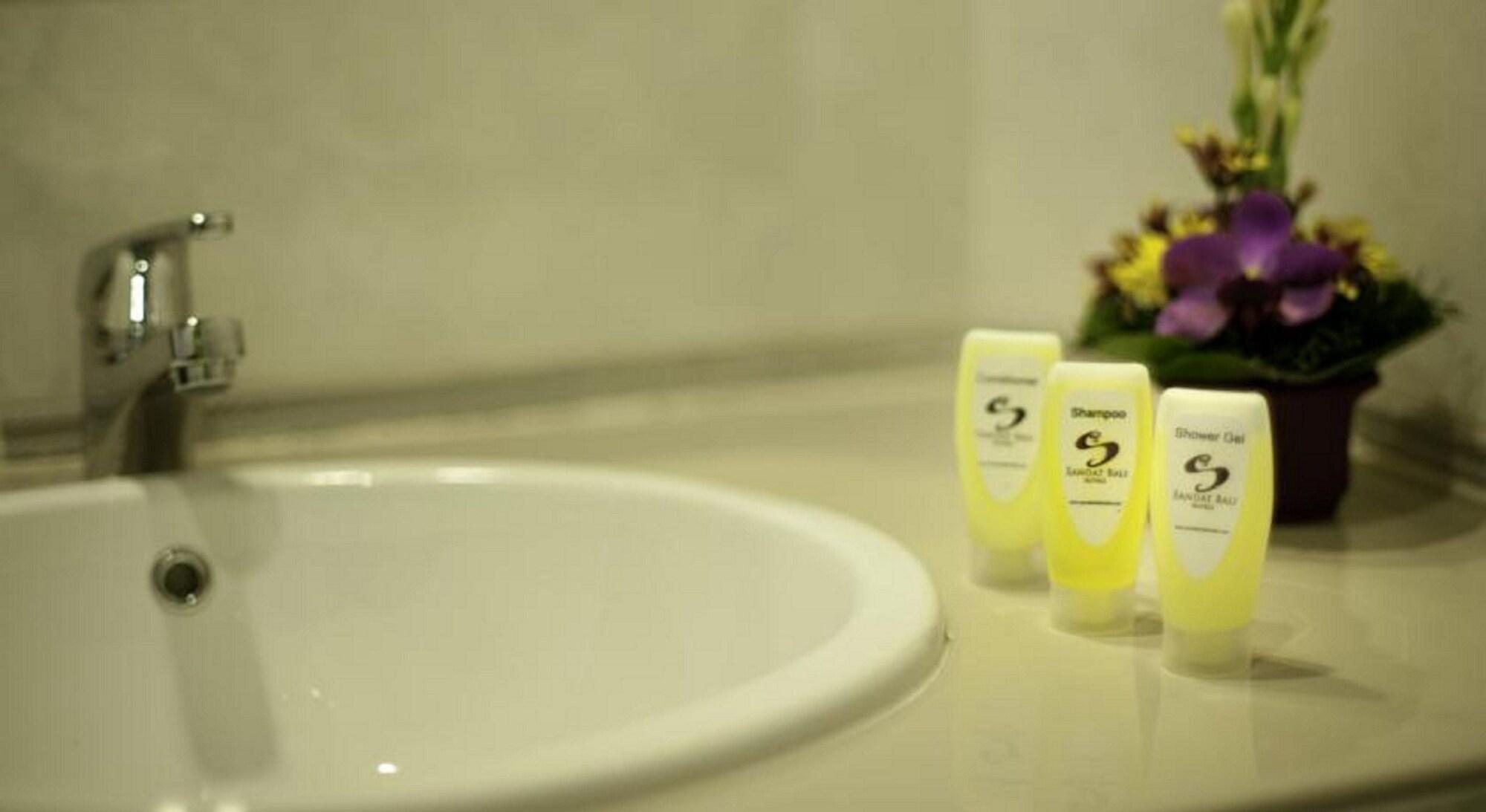 Sandat Hotel Kuta Кута Екстериор снимка