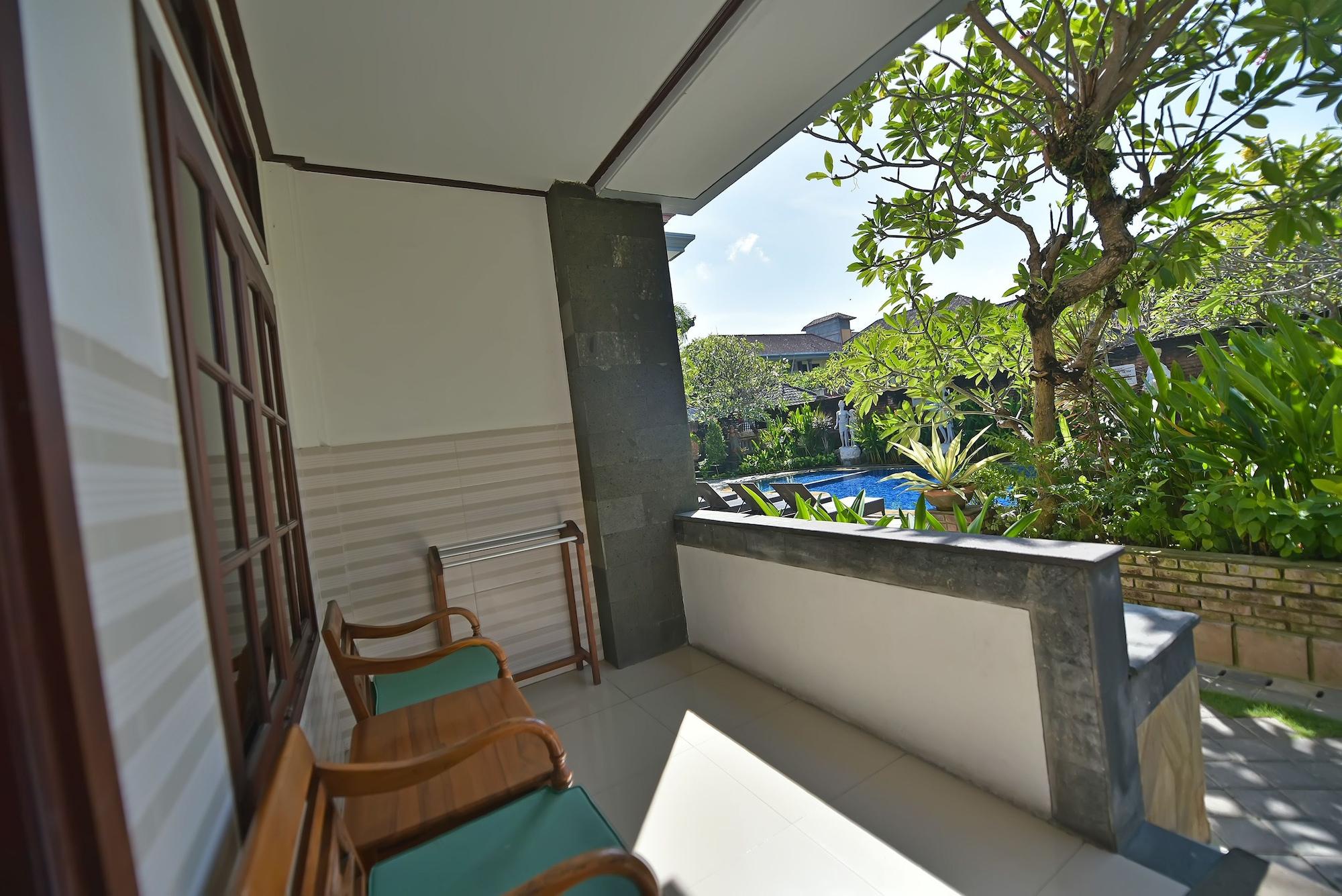 Sandat Hotel Kuta Кута Екстериор снимка