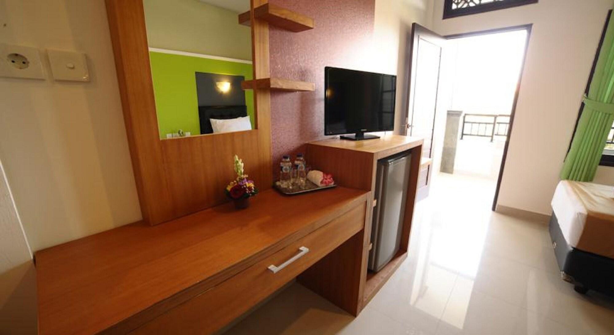 Sandat Hotel Kuta Кута Екстериор снимка