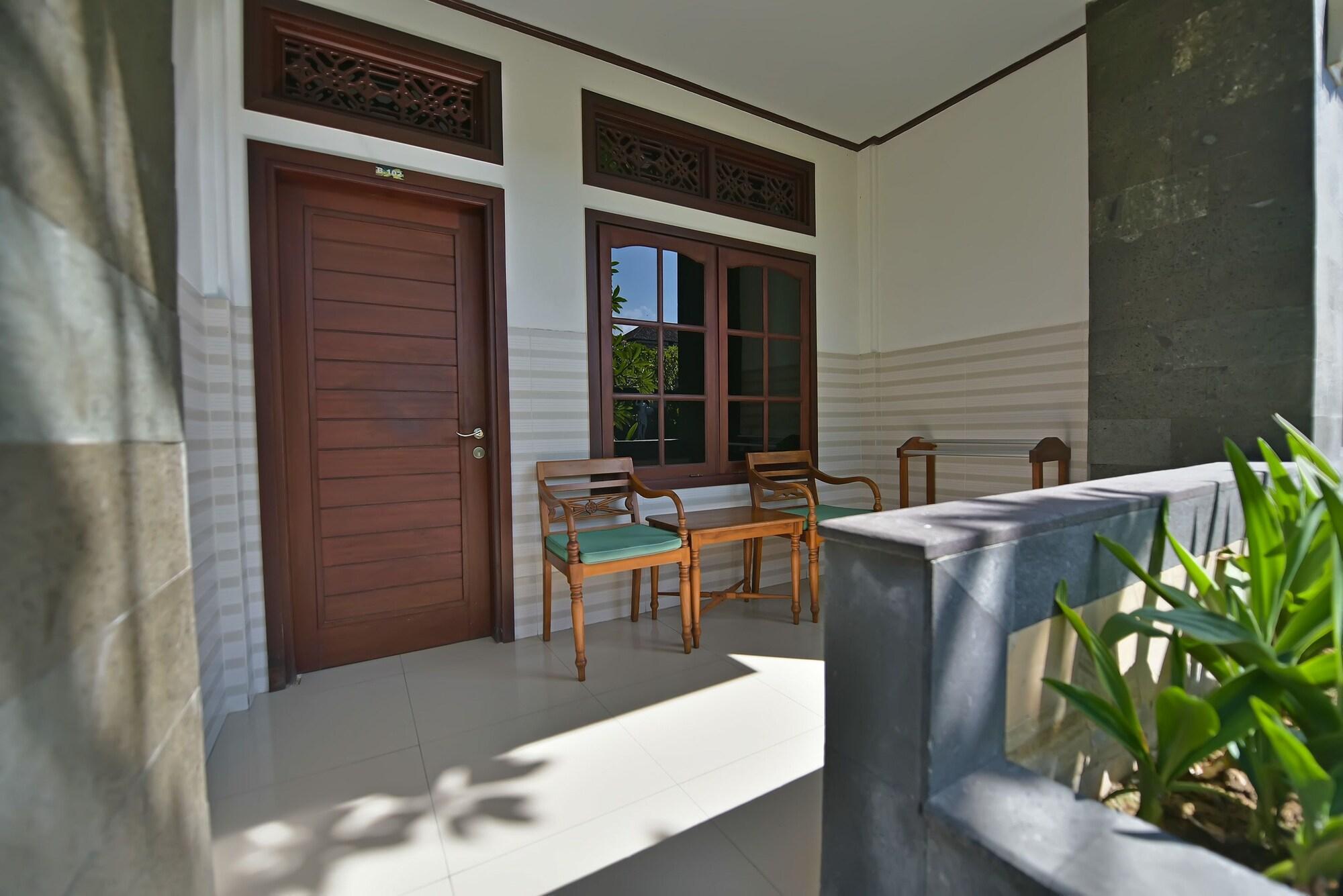 Sandat Hotel Kuta Кута Екстериор снимка